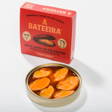 Caja de mejillones en escabeche de A Bateeira, calibre 4/6, con lata abierta delante