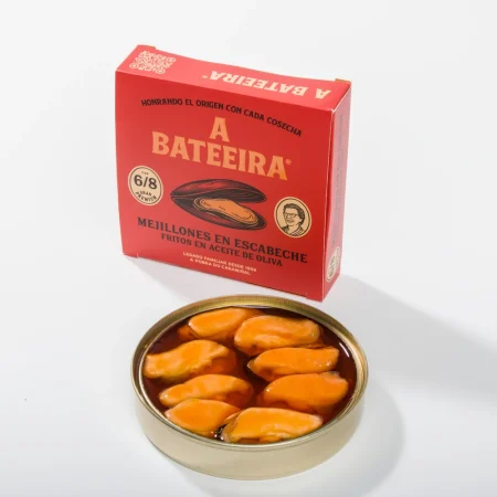 Caja de mejillones en escabeche de A Bateeira, calibre 6/8, con lata abierta delante