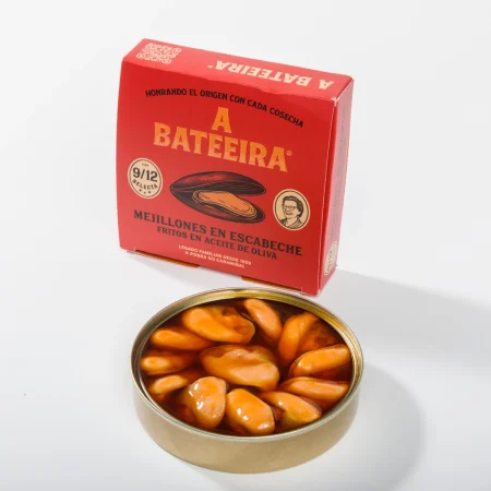 Caja de mejillones en escabeche de A Bateeira, calibre 9/12, con lata abierta delante
