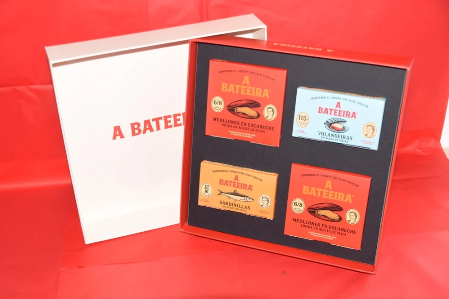 Estuche de regalo de A Bateeira abierto, con cuatro cajas de producto surtidas y tarjeta con el nombre de la marca