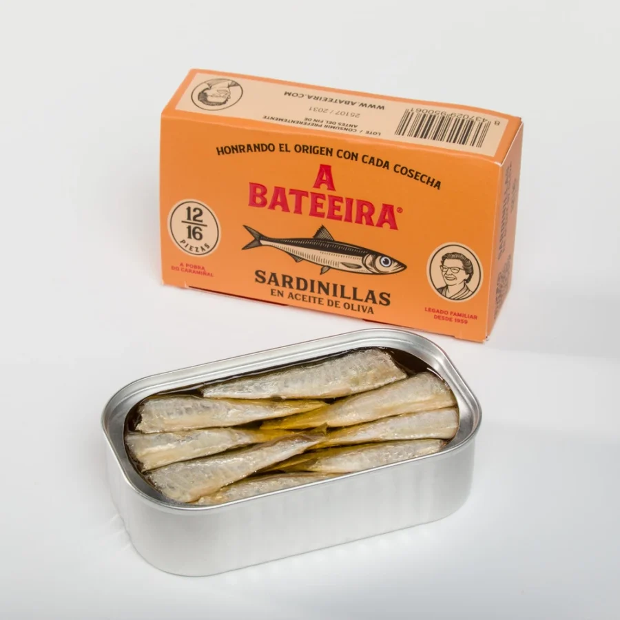 Estuche de sardinillas en aceite de oliva de A Bateeira, con lata abierta delante