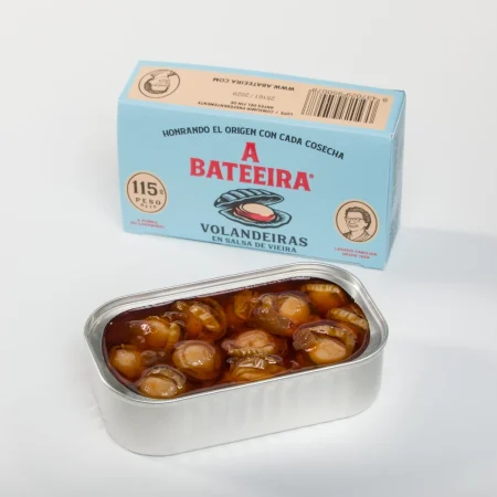 Estuche de volandeiras en salsa de vieira de A Bateeira, con lata abierta delante