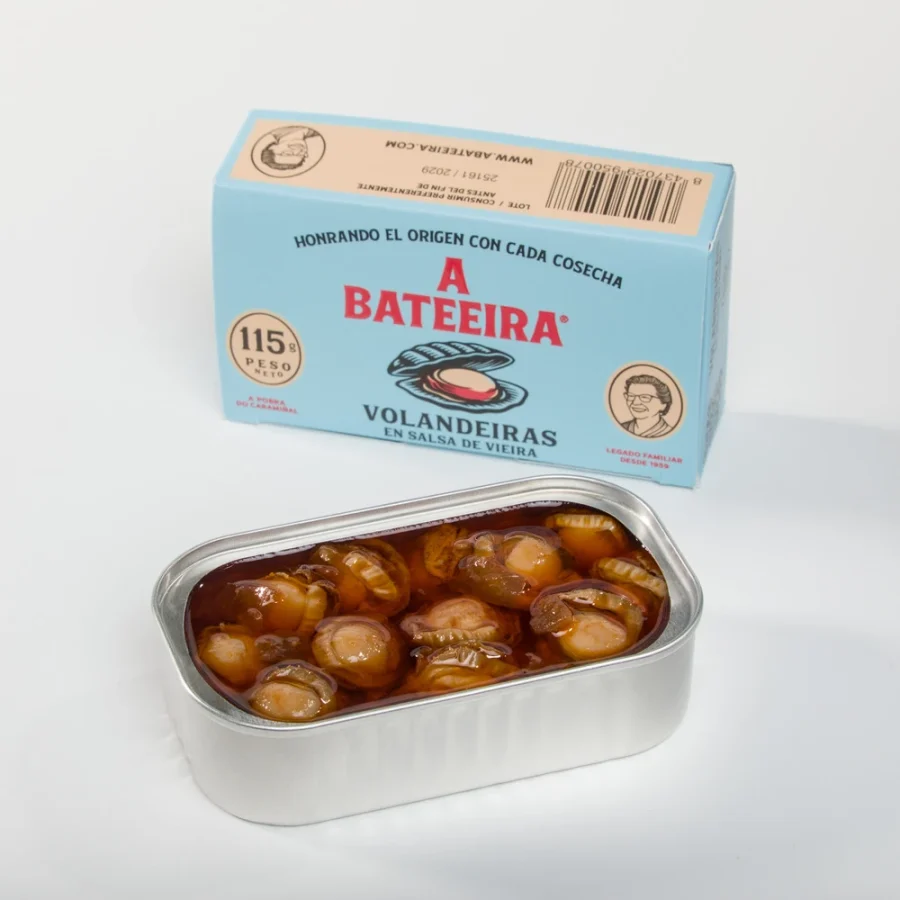 Estuche de volandeiras en salsa de vieira de A Bateeira, con lata abierta delante
