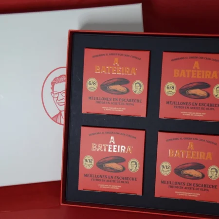 Estuche de regalo de A Bateeira abierto, con cuatro cajas de producto y tarjeta con el isotipo de Edelmira
