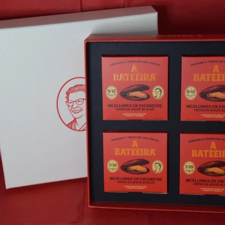 Estuche de regalo de A Bateeira abierto, con cuatro cajas de producto y tarjeta con el isotipo de Edelmira