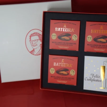 Estuche de regalo de A Bateeira abierto, con tarjeta de felicitación de cumpleaños