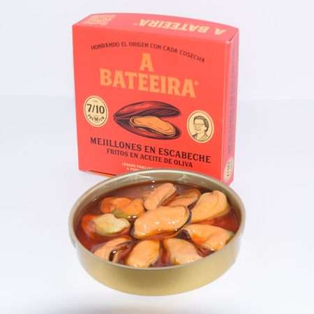 Caja de mejillones en escabeche de A Bateeira, calibre 7/10, con lata abierta